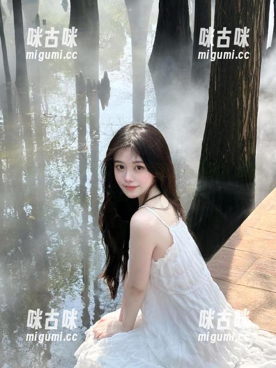 吃瓜导航网页：一滩水，总有鱼儿在下面游来游去呀～