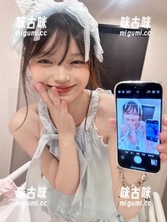这玩意儿是“娱乐718”的苹果版？二维码像是古老的文物，盯久了我都有点恍惚了。