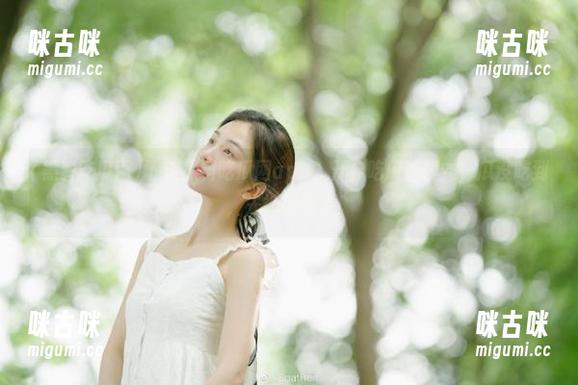 下载黑料吃瓜网app，开启吃瓜新模式，瓜没吃到，先被闪瞎了！