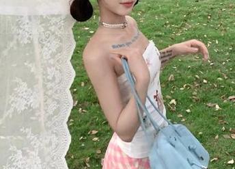 “黑料在线”app：门口有人留言，里面是一片瓜田，不敢说声小心翼翼。